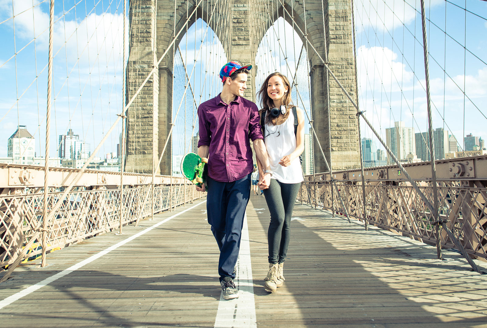 financiamiento educativo jóvenes mujer hombre viajando en extranjero nueva york brooklyn bridge