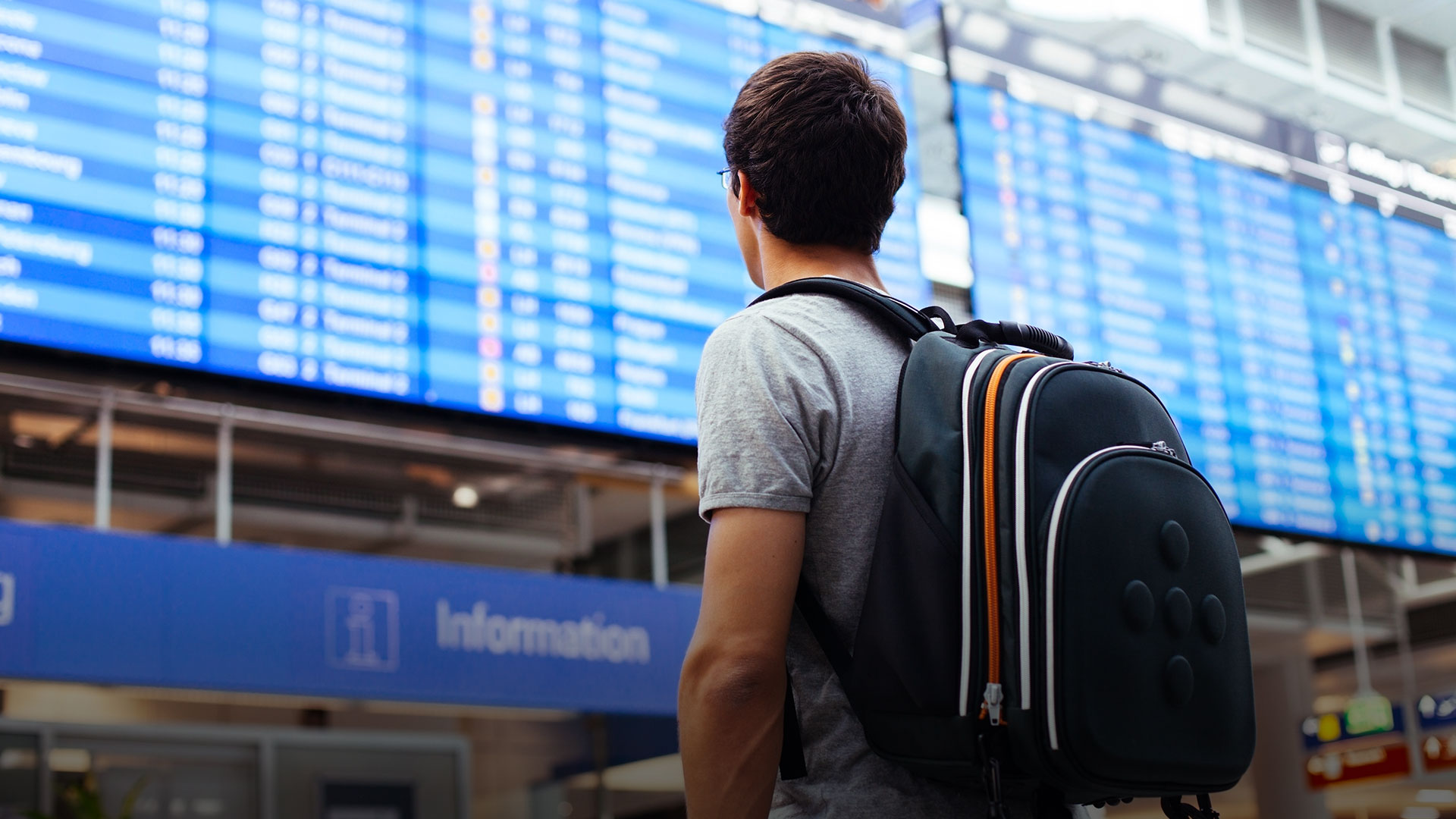 financiamiento educativo joven hombre mochila aeropuesrto viaje extranjero