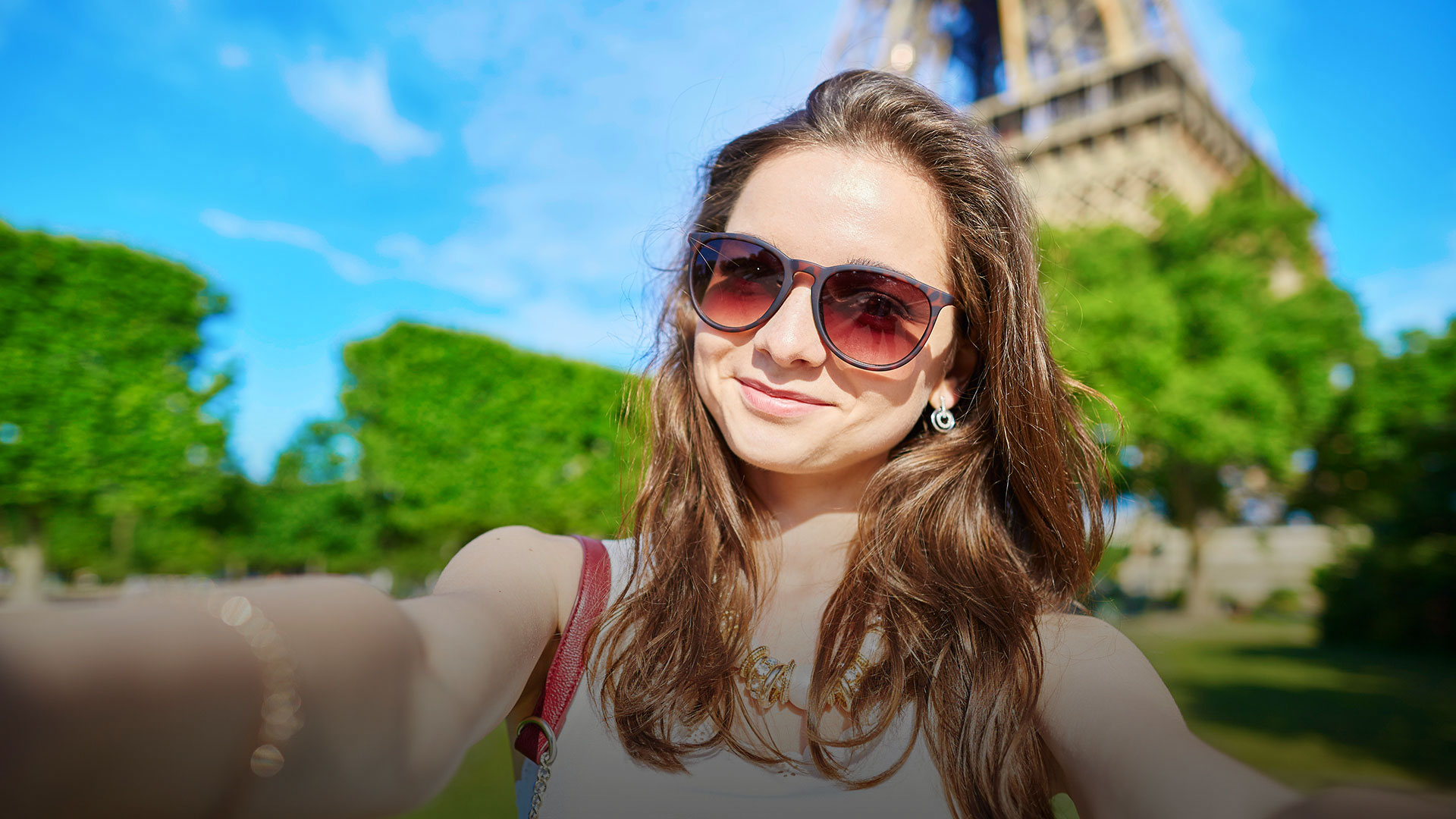 financiamiento educativo joven mujer estudiando en francia parís lentes selfie